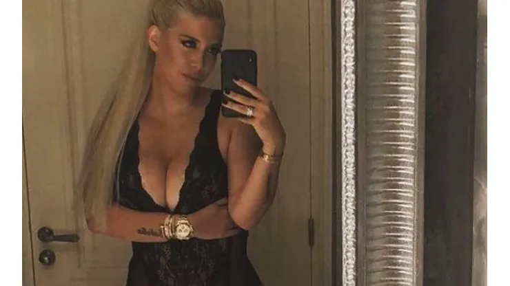 Wanda Nara subió una fotito haciéndole un asado a Icardi con una remerita escotada y pidió consejos