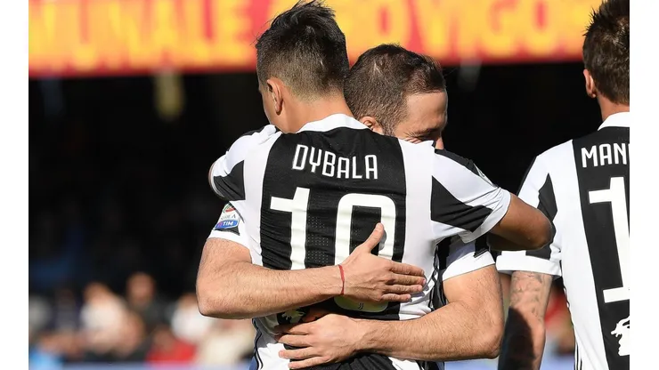 Foto de Paulo Dybala con Gonzalo Higuaín.