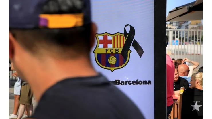 DE LUTO. El mensaje que apareció en los alrededores del Camp Nou tras el atentado 15-A (Foto: Getty).