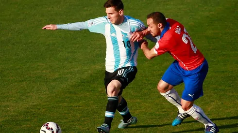 Foto de Díaz enfrentando a Lionel Messi.