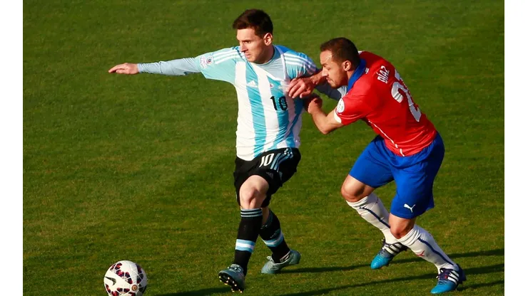 Foto de Díaz enfrentando a Lionel Messi.