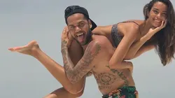 Dani Alves subió una foto con su novia y su mano salió en una parte íntima de ella