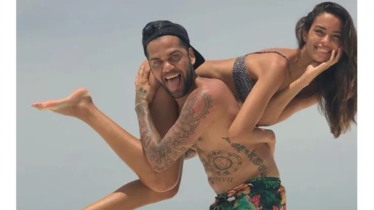 Dani Alves subió una foto con su novia y su mano salió en una parte íntima de ella
