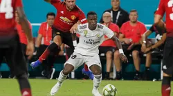 AGUANTA VINICIUS. El brasileño busca quedarse con el balón ante Mata.