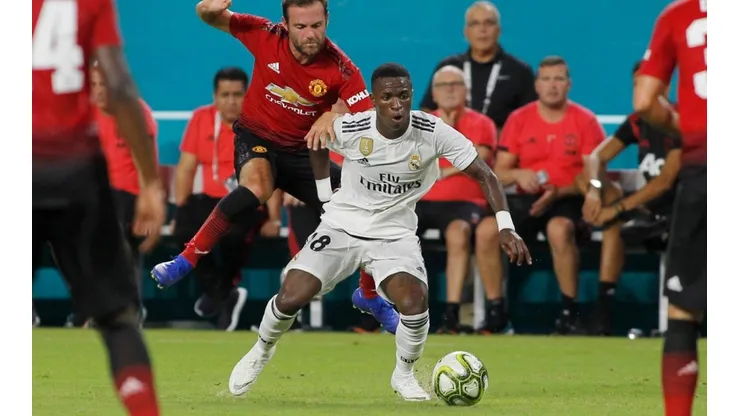 AGUANTA VINICIUS. El brasileño busca quedarse con el balón ante Mata.