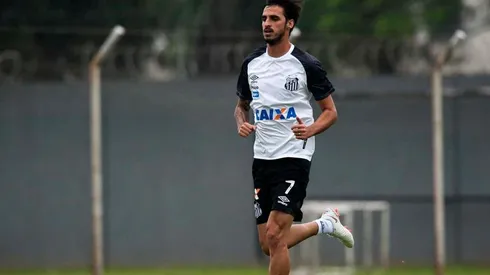 El volante costarricense ha entrenado apartado al no ser inscrito por el club