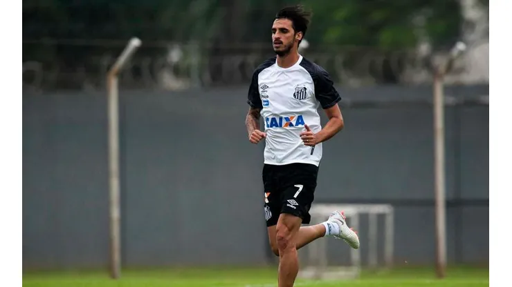 El volante costarricense ha entrenado apartado al no ser inscrito por el club