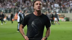 El ex jugador del Santos ahora será entrenador del tico Bryan Ruiz