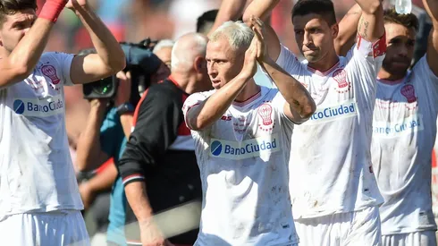 RECIBE LOS APLAUSOS. Israel Damonte durante la salida al campo en Huracán-Boca (Foto: Getty).