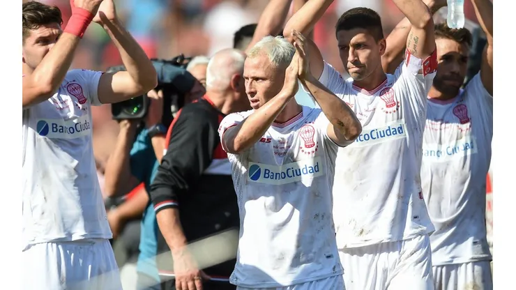 RECIBE LOS APLAUSOS. Israel Damonte durante la salida al campo en Huracán-Boca (Foto: Getty).