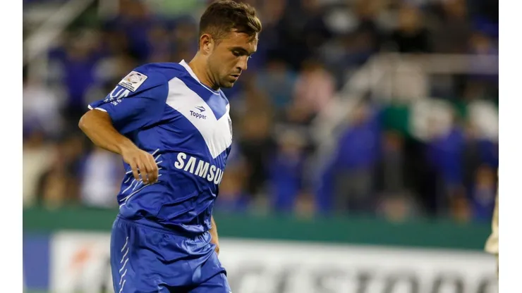 Agustín Allione con la camiseta de Vélez.