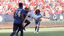 EL ACRÓBATA. Xherdan Shaqiri antes de impactar el balón de tijera.