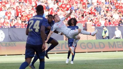 EL ACRÓBATA. Xherdan Shaqiri antes de impactar el balón de tijera.