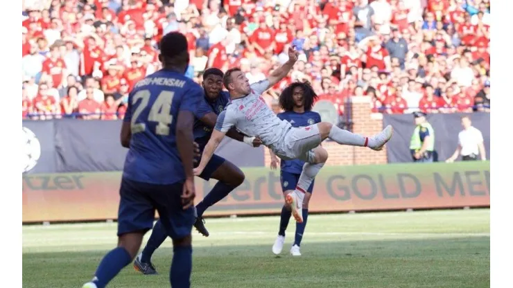 EL ACRÓBATA. Xherdan Shaqiri antes de impactar el balón de tijera.