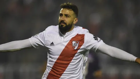 ABRE LOS BRAZOS EL OSO. Lucas Pratto festeja su gol por la Copa Argentina.
