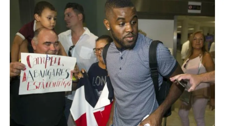 Campbell viajó a Inglaterra para definir esta semana su salida del Arsenal