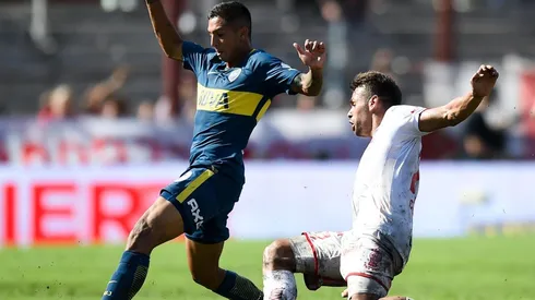 TRABA EN EL MEDIO. Agustín Almendra contra Huracán en la última jornada de la Superliga (Foto: Getty).