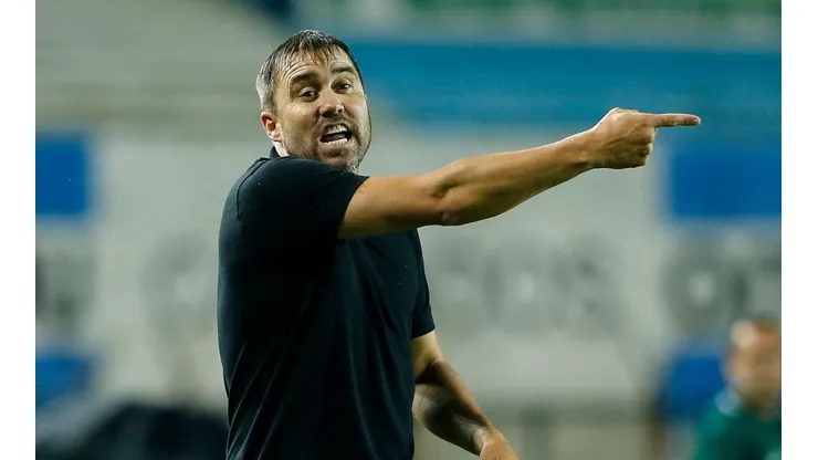 PARA EL MUNDIAL. Eduardo Coudet da indicaciones en el Cilindro con un partido de River (Foto: Getty).
