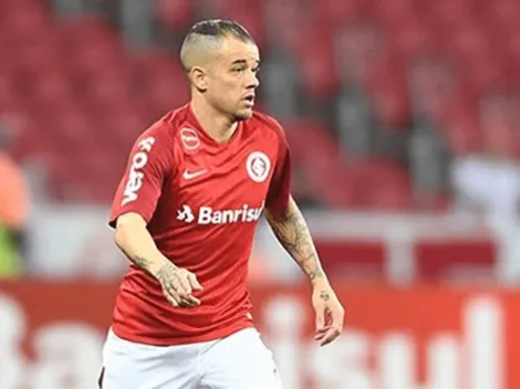 Andrés D'Alessandro fue tomado del cuello y cabeceó al árbitro: roja y al vestuario