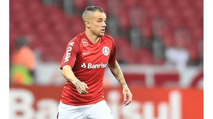 Andrés D'Alessandro fue tomado del cuello y cabeceó al árbitro: roja y al vestuario