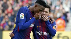 CON EL JEFE. Yerry Mina habla con Lionel Messi en el campo de juego con Barcelona.