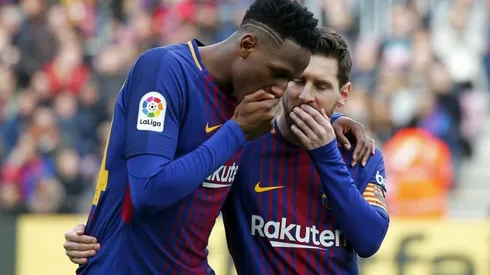 CON EL JEFE. Yerry Mina habla con Lionel Messi en el campo de juego con Barcelona.