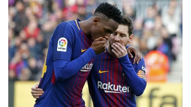 CON EL JEFE. Yerry Mina habla con Lionel Messi en el campo de juego con Barcelona.