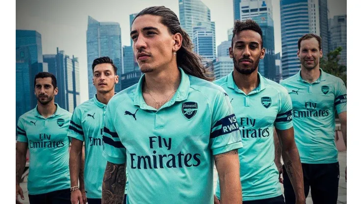 NUEVO UNIFORME. Arsenal presentó su nueva piel para la próxima temporada.