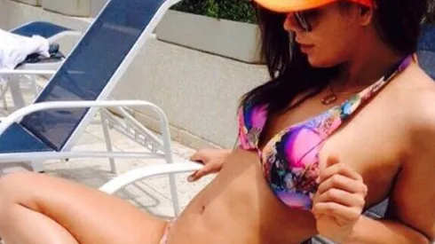 En tanga y acostada en la camita Suzy Cortéz metió foto al espejo