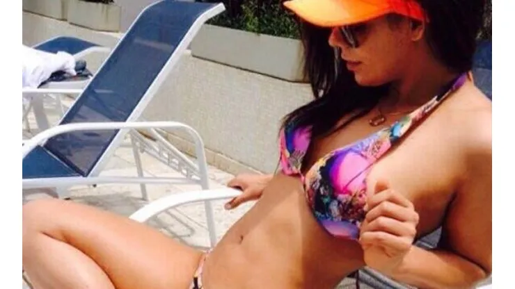 En tanga y acostada en la camita Suzy Cortéz metió foto al espejo