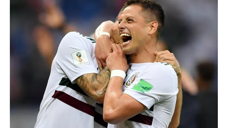 Chicharito presentó sus nuevas botas chingonas