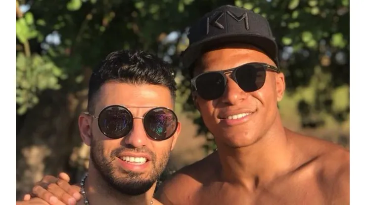 Nadie sabe por qué: Mbappé subió una foto con Agüero para sus seguidoras