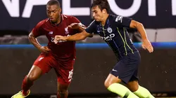 CODO A CODO. Sturridge busca ganarle la posición a Brahimi Díaz (Foto: Getty).