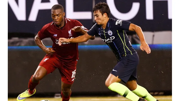 CODO A CODO. Sturridge busca ganarle la posición a Brahimi Díaz (Foto: Getty).