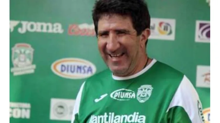 El argentino, cuatro veces campeón de la liga catracha, respondió a los federativos