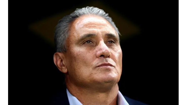 CUATRO AÑOS MÁS. Tite entre la luz y la sombra durante Brasil-Bélgica (Foto: Getty).