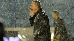 BAJO AGUA. Gustavo Alfaro trata de dar indicaciones en medio del diluvio.