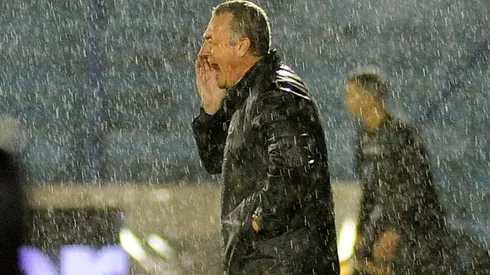 BAJO AGUA. Gustavo Alfaro trata de dar indicaciones en medio del diluvio.