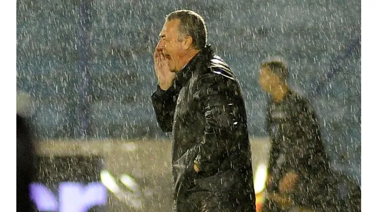 BAJO AGUA. Gustavo Alfaro trata de dar indicaciones en medio del diluvio.