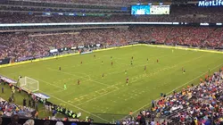 PÉSIMA IMAGEN. El césped del Metlife Stadium no lució nada bien en Manchester City-Liverpool.