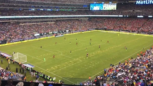 PÉSIMA IMAGEN. El césped del Metlife Stadium no lució nada bien en Manchester City-Liverpool.