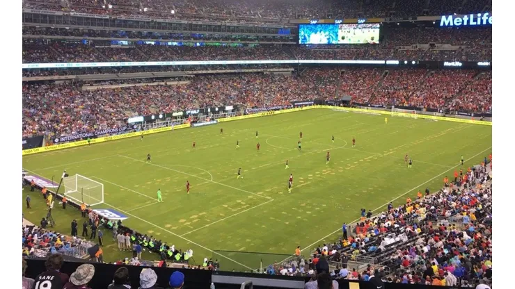 PÉSIMA IMAGEN. El césped del Metlife Stadium no lució nada bien en Manchester City-Liverpool.