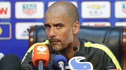 APUNTÓ Y DISPARÓ. A Pep Guardiola no le gustó nada la pregunta del periodista (Foto: Getty).