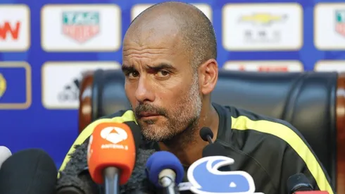 APUNTÓ Y DISPARÓ. A Pep Guardiola no le gustó nada la pregunta del periodista (Foto: Getty).