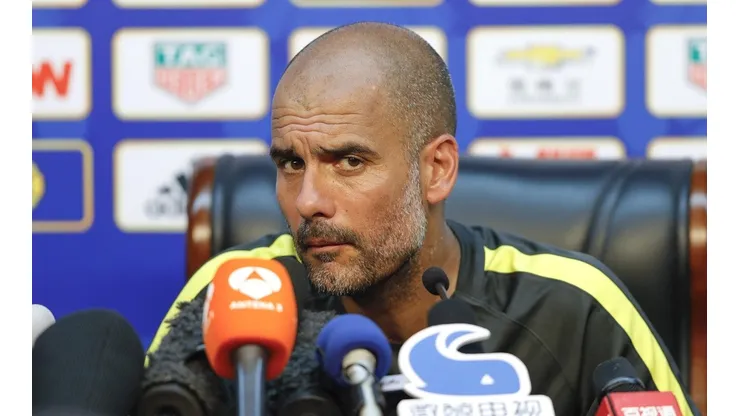 APUNTÓ Y DISPARÓ. A Pep Guardiola no le gustó nada la pregunta del periodista (Foto: Getty).