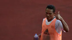 Carlos Bacca debe regresar al Milan, pero se quiere quedar en España.