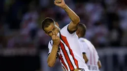 BESA EL ESCUDO. Rodrigo Mora festeja contra Godoy Cruz en la última Superliga Argentina (Foto: Getty).