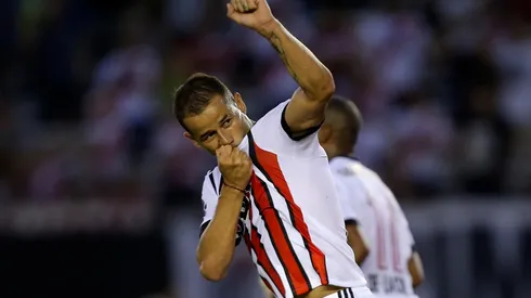 BESA EL ESCUDO. Rodrigo Mora festeja contra Godoy Cruz en la última Superliga Argentina (Foto: Getty).