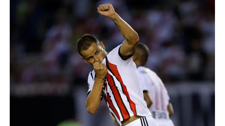 BESA EL ESCUDO. Rodrigo Mora festeja contra Godoy Cruz en la última Superliga Argentina (Foto: Getty).