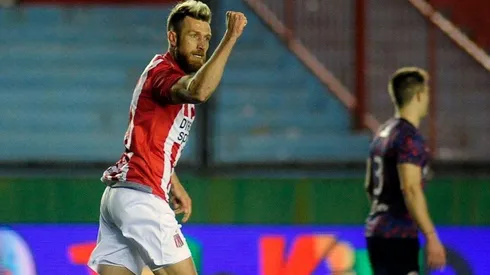Jonathan Schunke abrió la cuenta para Estudiantes.